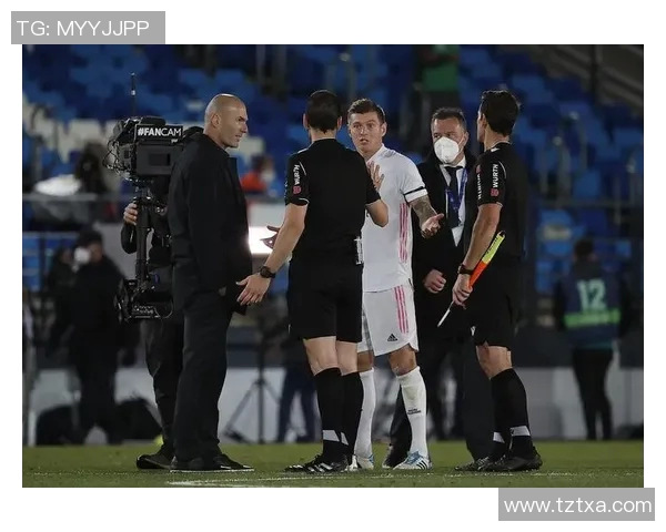 克罗斯在足球世界中的传奇之路与对现代比赛的深远影响分析