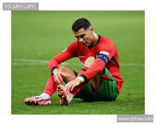 球迷疯狂冲入赛场一幕C罗球衣被抢引发热议