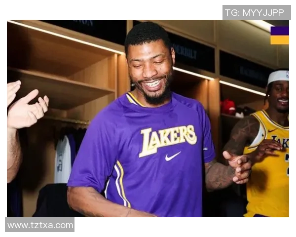 马库斯斯马特如何在NBA赛场上展现出领导力与防守才华