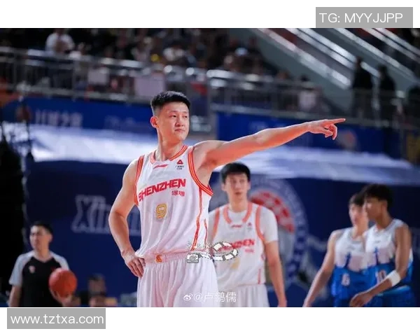 周鹏：从篮球场上的传奇到生活中的榜样，激励无数年轻人追梦之路